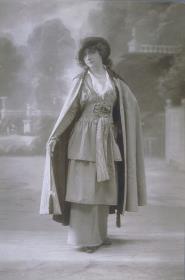 Frau in Kleid und Cape