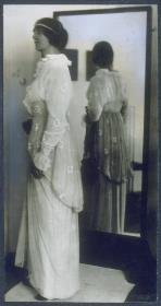 Frau in Kleid von Wiener Werkstätte