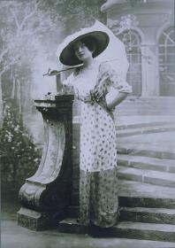 Frau in Kleid von Maria