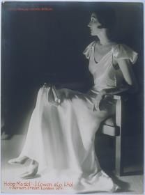 Fritzi Krüger in Kleid von Hobe