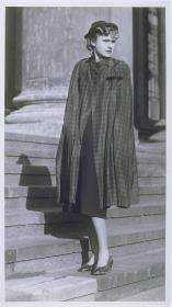 Frau in Cape von Textil- und Modeschule der Stadt Berlin