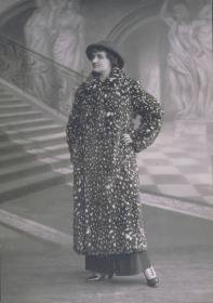 Frau in Mantel von Salbach