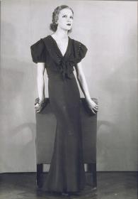 Frau in Kleid von Klyhs