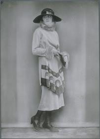 Frau in Kasack und Rock von Gerson-Prager Hausdorff
