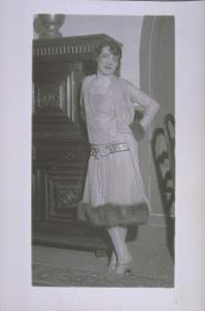 Renée Corciade in Kleid von Maison Ch. Drecoll, Paris