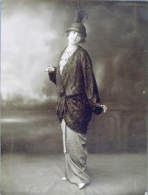 Frau in Kleid und Jacke