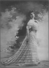 Frau in Kleid von Maison Miremont
