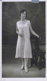 Frau in Kleid von Orange