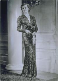 Frau in Kleid