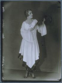 Anni Malowa in Kleid von Modellhaus Max Becker