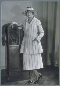 Esther Carena in Ensemble von Modellhaus Max Becker