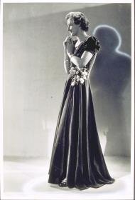 Frau in Kleid von Annemarie Heise