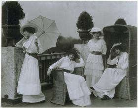 Frauen in Kleidern