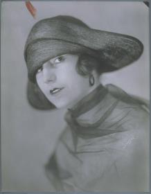 Anni Malowa mit Hut von Elisabeth Krafft