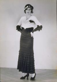Frau in Kleid von Annemarie Heise