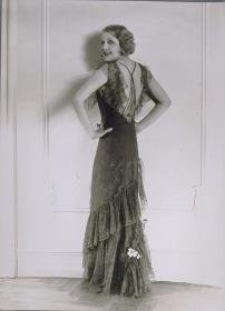 Frau in Kleid von Vilma