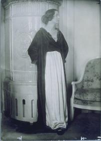 Else Heims in Kleid und Mantel