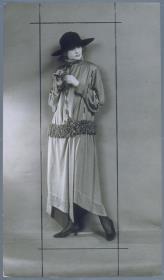 Frau in Kleid