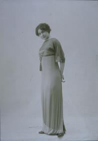 Frau in Kleid von Boué Soeurs