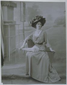 Frau in Bluse und Rock von Béchoff-David