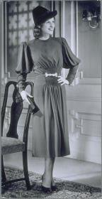Frau in Kleid