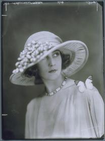 Elja Borchard mit Hut von Marie Latz