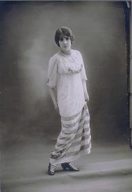 Eve Lavallière in Kleid von Jeanne Lanvin