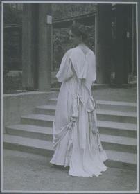 Frau in Kleid von Wiener Werkstätte