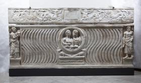 Front vom Kasten und Deckel eines Riefel-Sarkophags