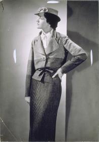 Frau in Jacke und Rock von Bruyère