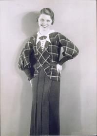 Charlotte von Bredow in Kleid von L. Gadiel