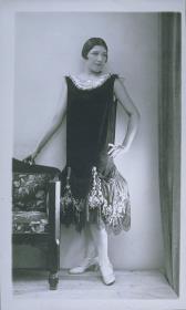 Frau in Kleid von Boué Soeurs