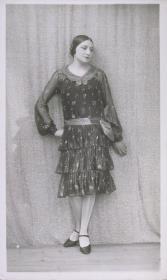 Frau in Kleid von Chanel et Cie. und Perrier Successeurs