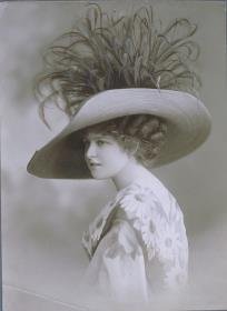 Frau mit Hut