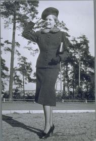 Frau in Jacke und Rock von Walter