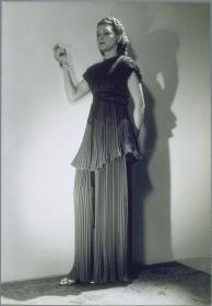 Frau in Kleid von Elegance
