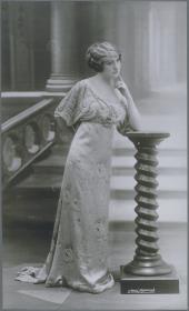 Frau in Kleid von Ernest Raudnitz
