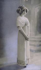 Frau in Kleid mit Hut