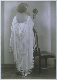 Karen Brandt in Kleid von F. V. Grünfeld