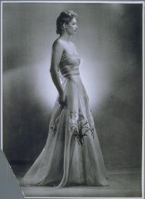 Frau in Kleid von Strube?