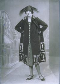 Frau in Kleid, Weste und Mantel von Salomonski und Puffeles, Hut von Clara Kluge