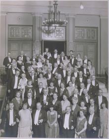 Gesellschaft in Festkleidung