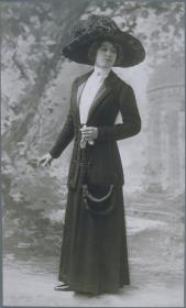 Frau in Bluse, Jacke und Rock von Ernest Raudnitz