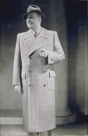 Mann in Mantel von Paul Groß