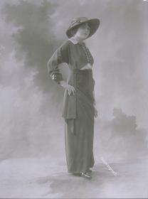 Frau in Kleid von Martial et Armand