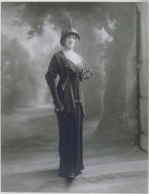 Frau in Kleid und Jacke von Boué Soeurs