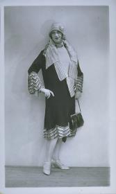 Frau in Mantel von Boué Soeurs