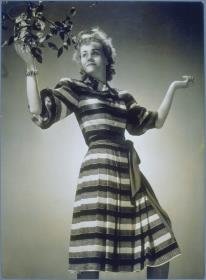 Frau in Kleid von Jacques Heim
