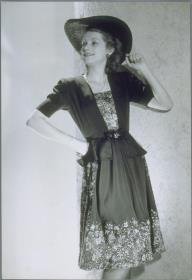Frau in Kleid und Jacke von Faschingbauer