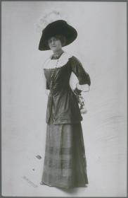 Frau in Jacke und Rock von Martial et Armand